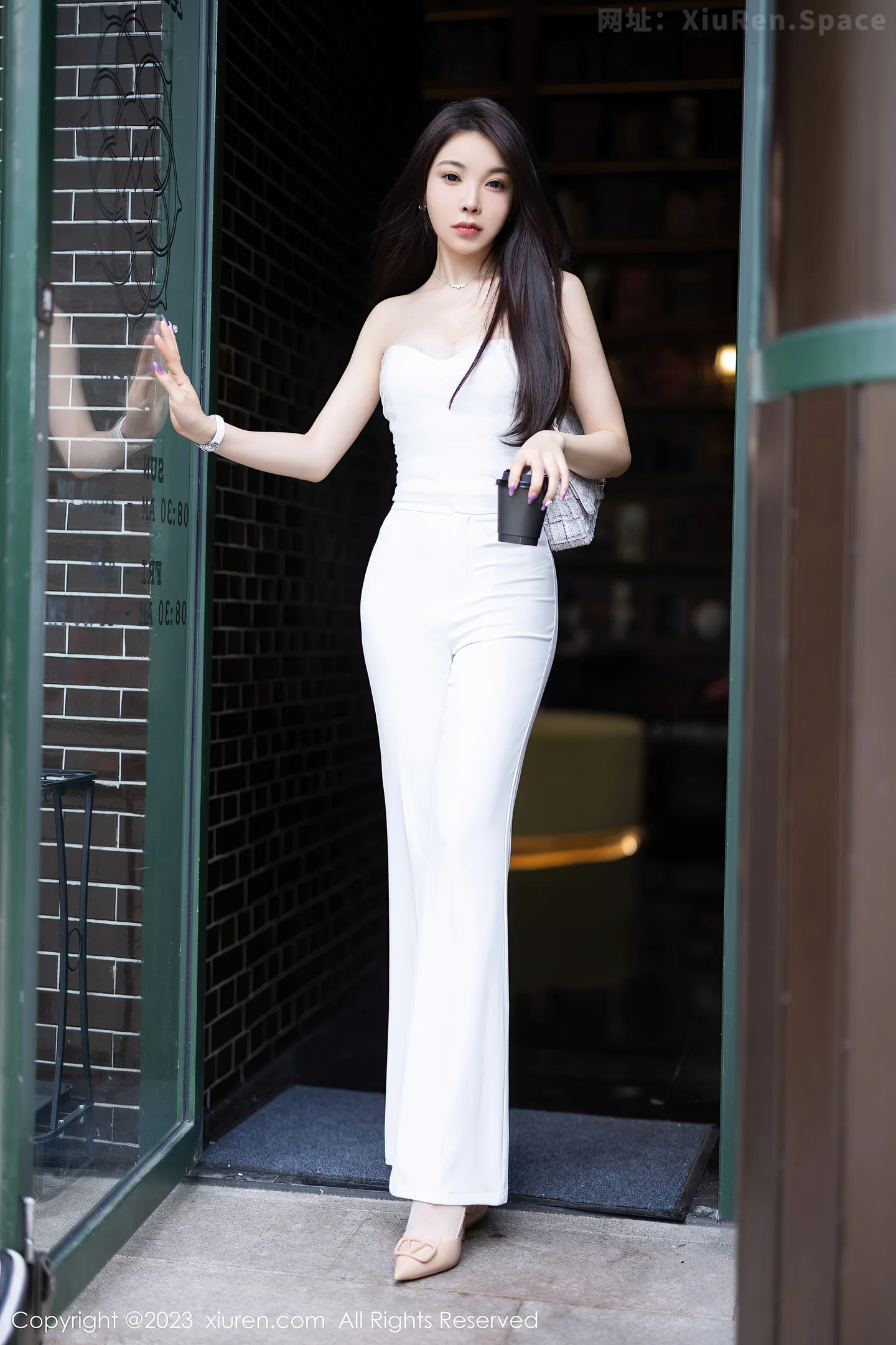 图片[6]-[XiuRen秀人网]2023.04.24 NO.6628 徐莉芝Booty 白色紧身抹胸上衣加白色丝袜美腿性感私房写真集-秀人网官方网站